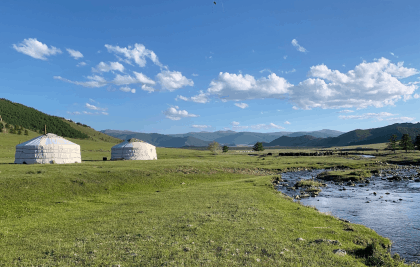 In der Mongolei. Das Nomadenlager mit Jurten.