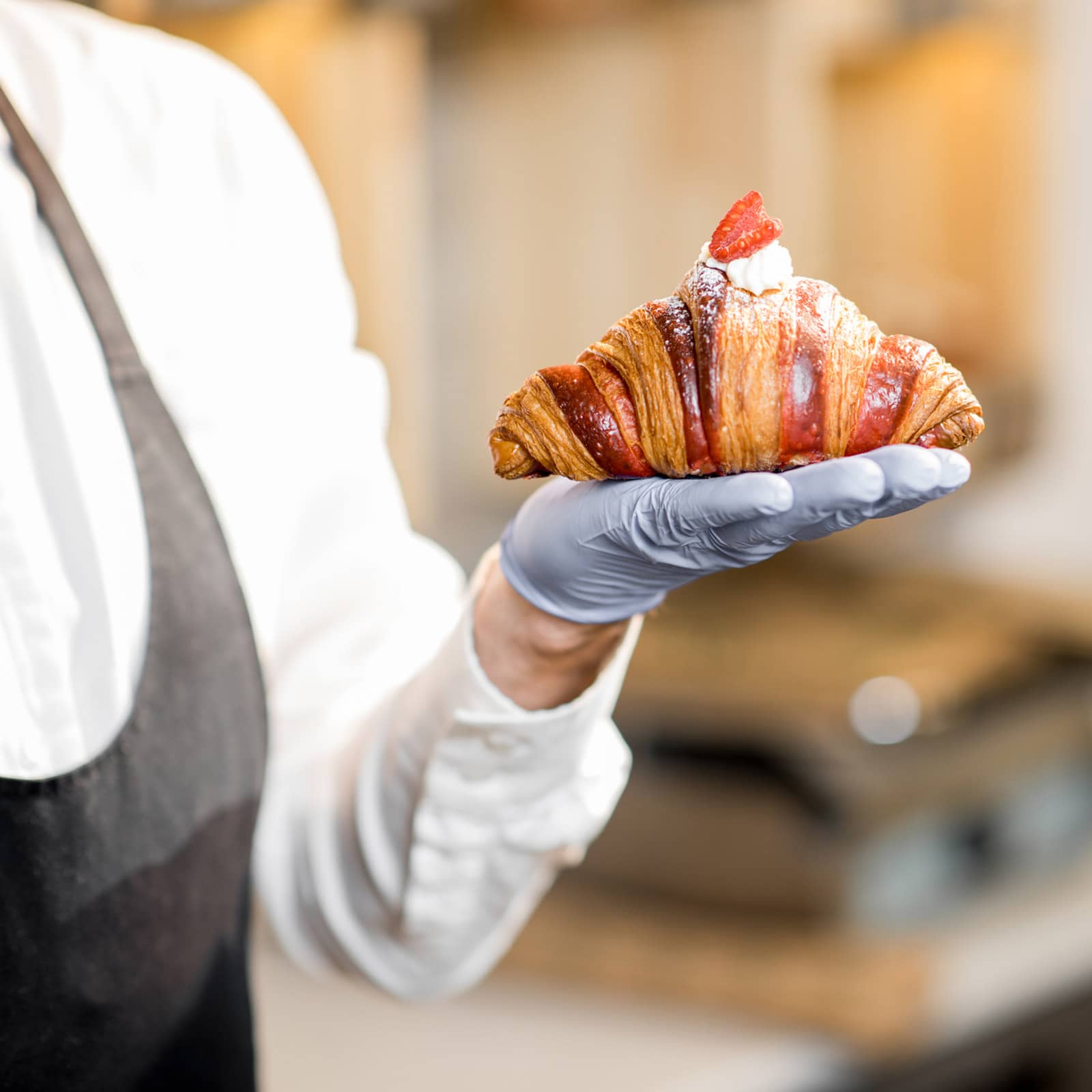 frau mit premium croissant